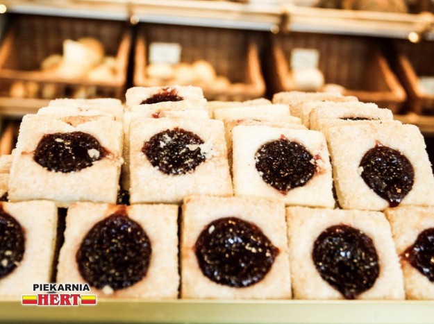 Ciastka kwadraciaki z wiśnią