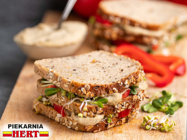 Kanapka wegańska z hummusem